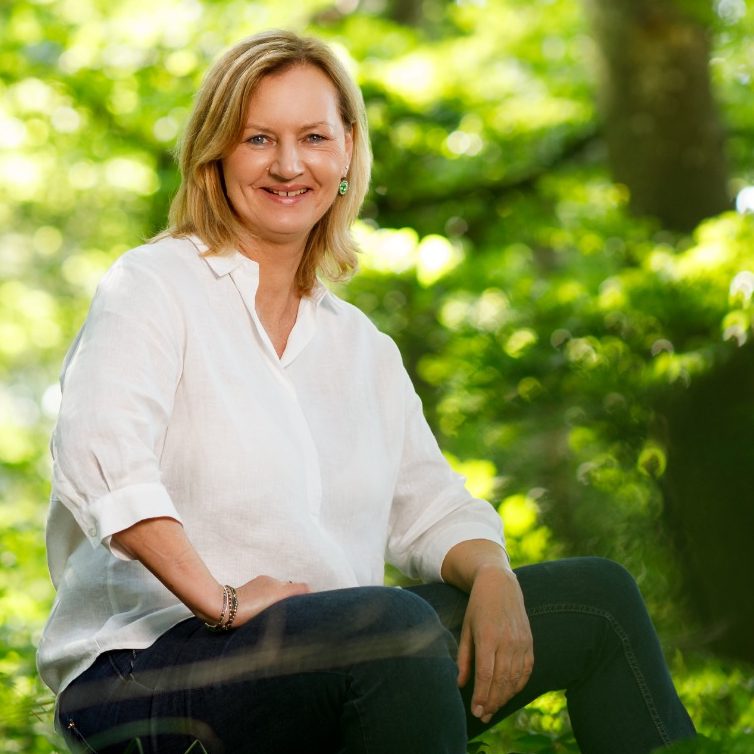 Sabine Schmid - MEHRKLANG Klangmassage mit Peter Hess Klangschalen im Klangstudio in Aulendorf