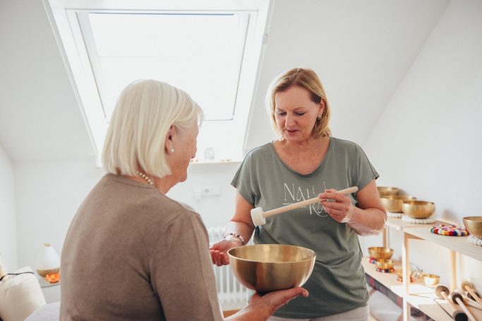 Klangmassage mit Peter Hess Klangschalen im Klangstudio in Aulendorf