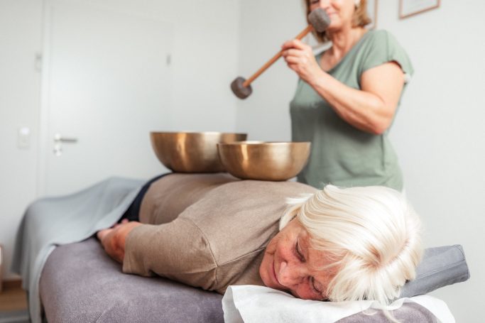 Klangmassage mit Peter Hess Klangschalen im Klangstudio in Aulendorf