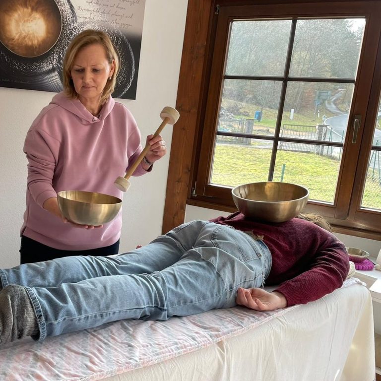 Klangmassage mit Peter Hess Klangschalen im Klangstudio in Aulendorf