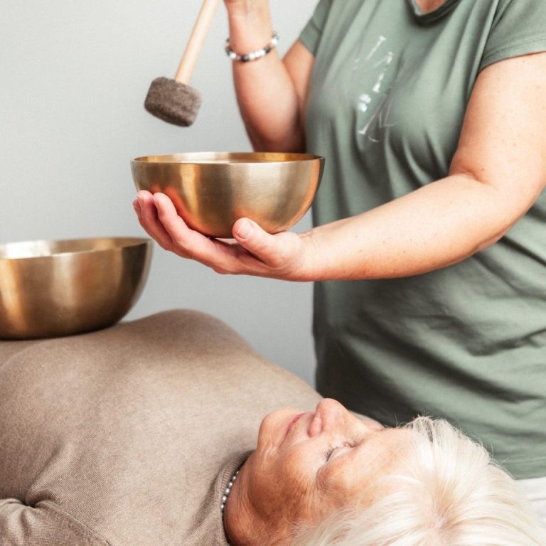Klangmassage mit Peter Hess Klangschalen im Klangstudio in Aulendorf