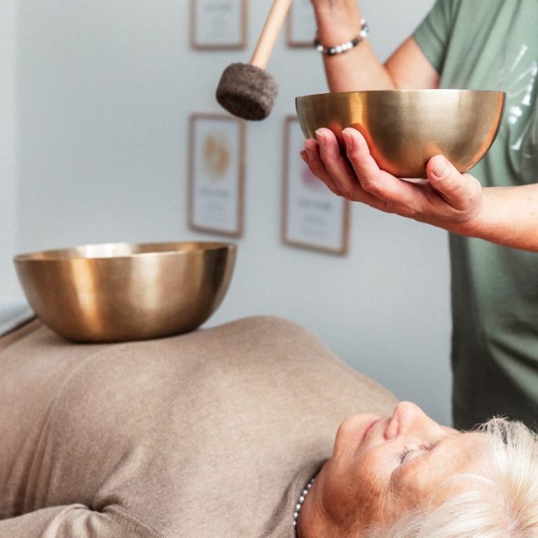 Klangmassage mit Peter Hess Klangschalen im Klangstudio in Aulendorf