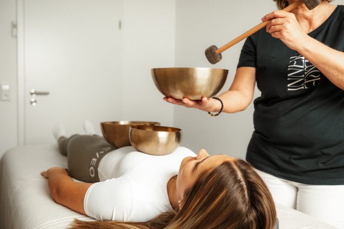 Klangmassage mit Peter Hess Klangschalen im Klangstudio in Aulendorf
