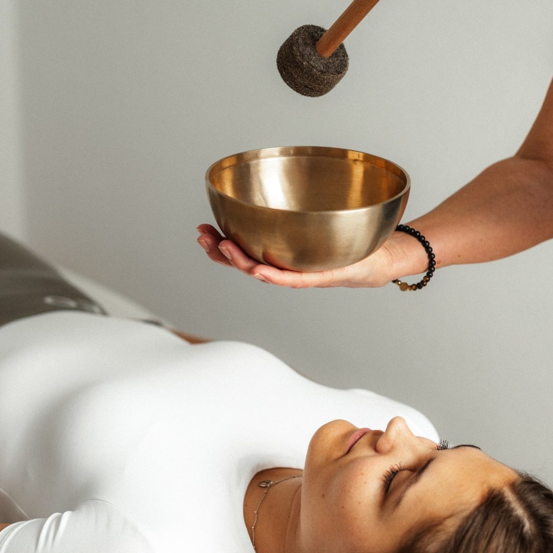 Klangmassage mit Peter Hess Klangschalen im Klangstudio in Aulendorf